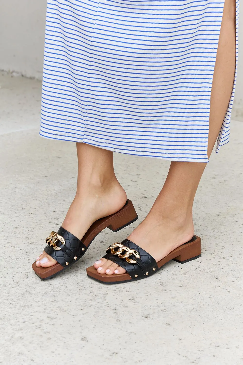 Chain Detail Clog Sandal in Black