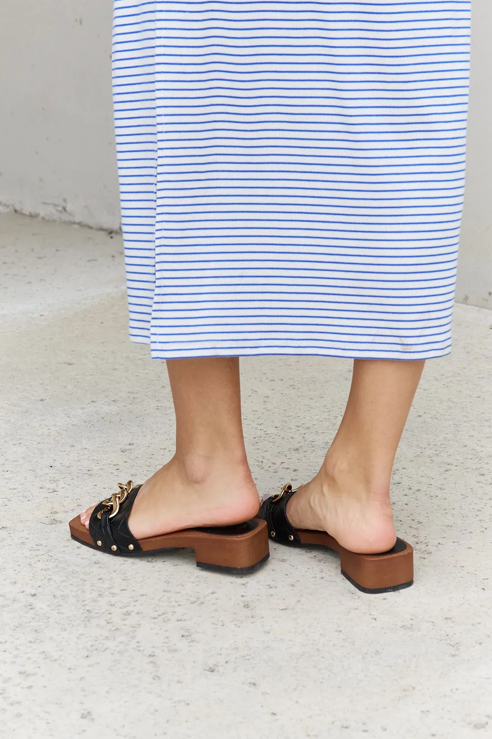 Chain Detail Clog Sandal in Black